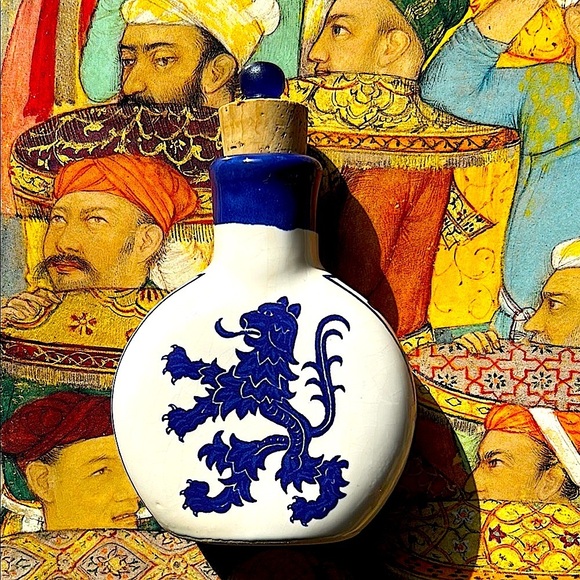 Vintage Blue & White Porcelain Snuff Bottle – European Heraldic Lion Design - Picture 7 of 9